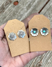 Load image into Gallery viewer, Flower earrings
