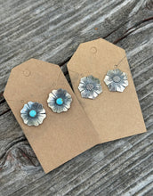 Load image into Gallery viewer, Flower earrings
