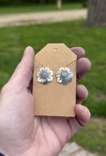 Load image into Gallery viewer, Flower earrings
