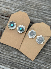 Load image into Gallery viewer, Flower earrings
