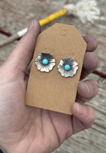 Load image into Gallery viewer, Flower earrings
